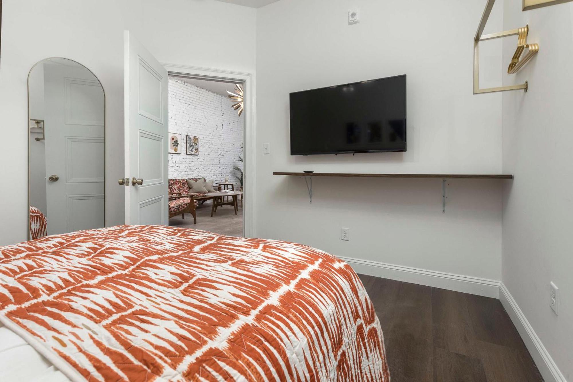 Apartment Skyline Bourbon Loft By Hollyhock 5 Bedrooms-2 Baths With Soaking Tub Louisville